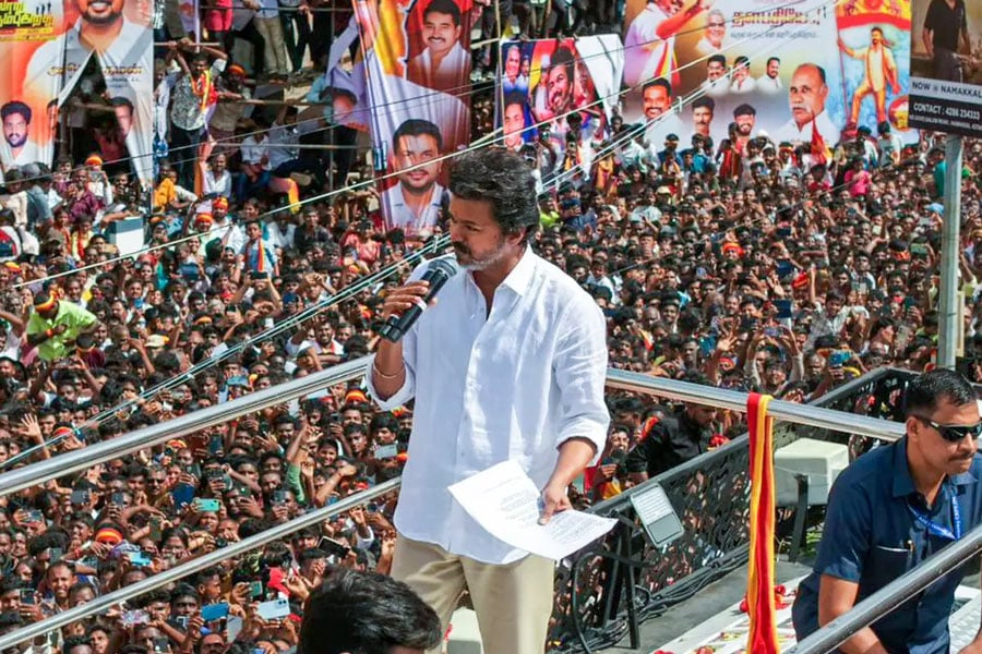 ‘আমার হৃদয় বিদীর্ণ’, কারুর পদপিষ্টে মৃতদের পরিবারকে ২০ লক্ষ করে সাহায্যের ঘোষণা বিজয়ের