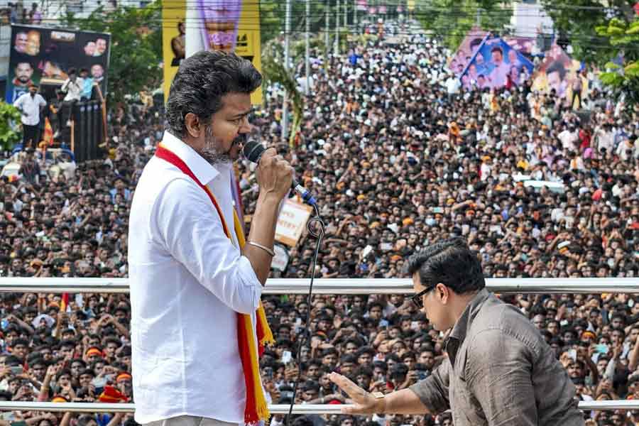 বিজয়ের মিছিলে পদপিষ্ট হয়ে মৃত্যুর ঘটনায় গ্রেপ্তার TVK নেতা, স্ক্যানারে আরও অনেকে