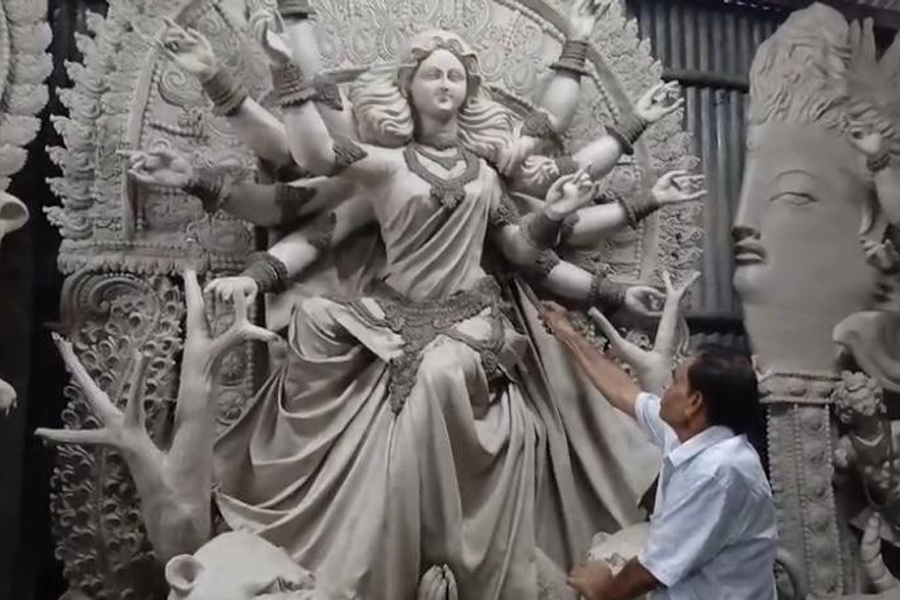 মায়ের পুজো! হাজার প্রতিকূলতা উপেক্ষা করেই দুর্গামূর্তি গড়তে ব্যস্ত আলিপুরদুয়ারের মৃৎশিল্পীরা