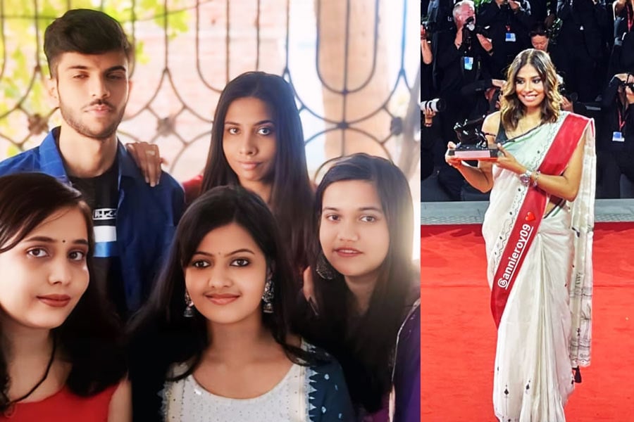 পুরুলিয়াকে আঁচলে বেঁধে ভেনিসের মঞ্চে পুরস্কারজয়ী অনুপর্ণা, ভাগ্নির সাফল্যে আনন্দাশ্রু ঝরছে মামা-মামির