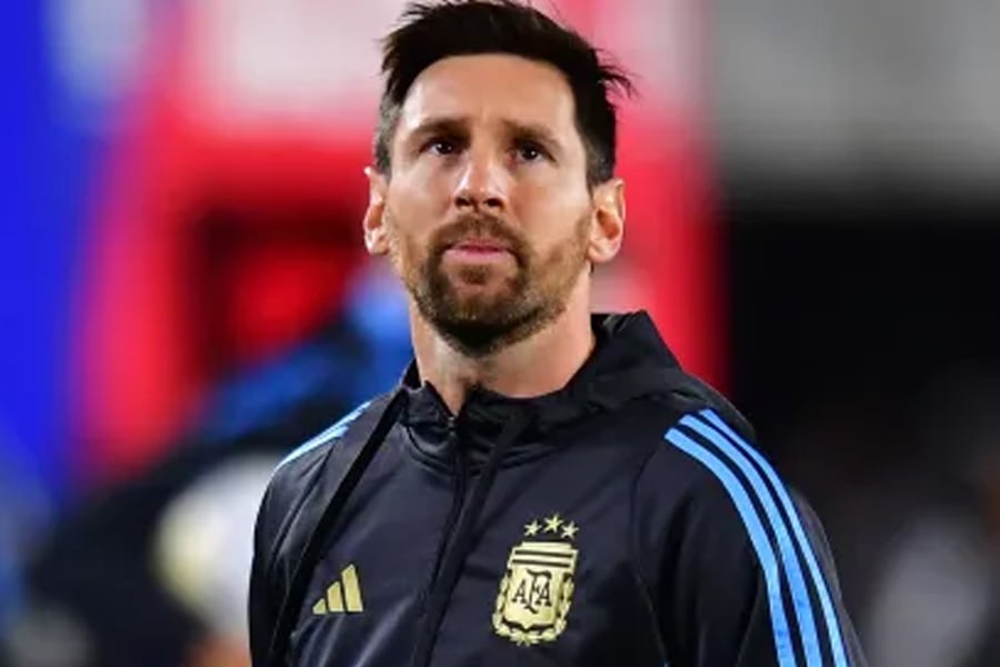 ‘বিদায়ী’ ম্যাচে চোখে জল, জোড়া গোল করে মেসি বললেন, ‘বিশ্বকাপে খেলব কিনা জানি না’