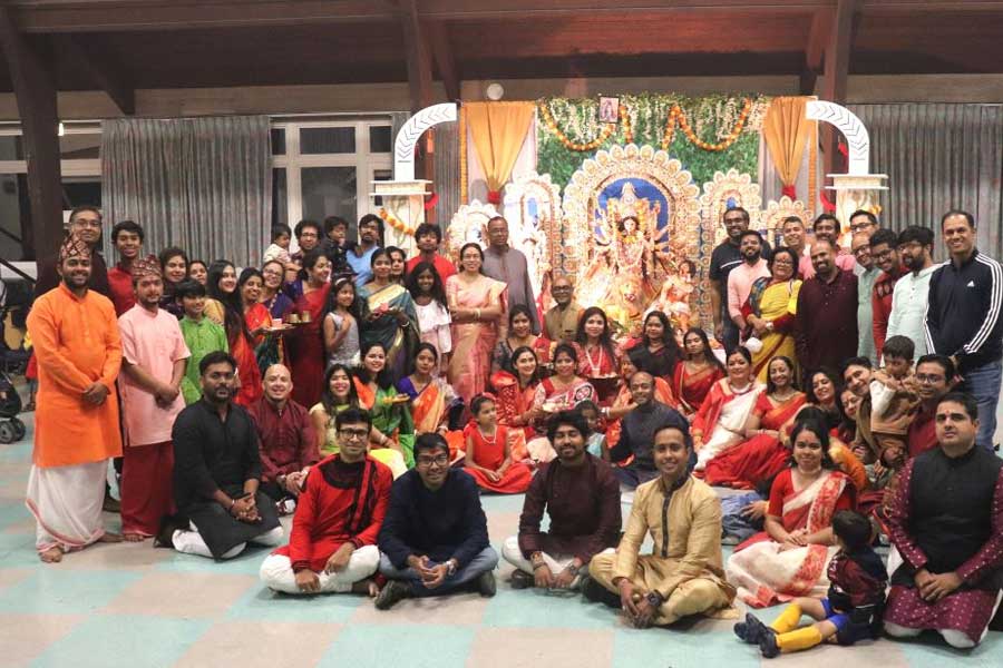 উমা আসেন রোড আইল্যান্ডেও ! রীতি মেনে মায়ের আরাধনায় প্রবাসেও বারোয়ারি পুজোর স্বাদ