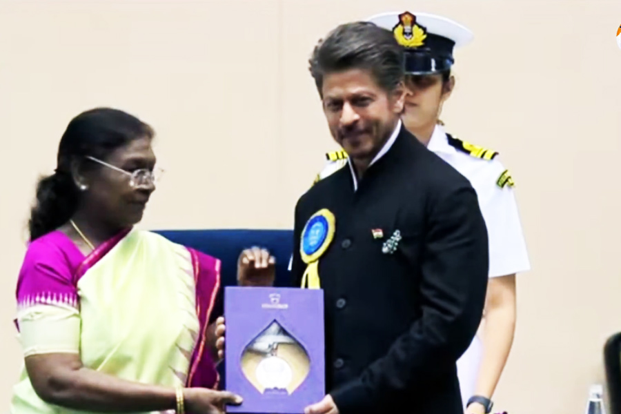 প্রথমবার জাতীয় পুরস্কার হাতে শাহরুখ-বিক্রান্ত, সেরা অভিনেত্রীর মুকুট পরলেন রানি