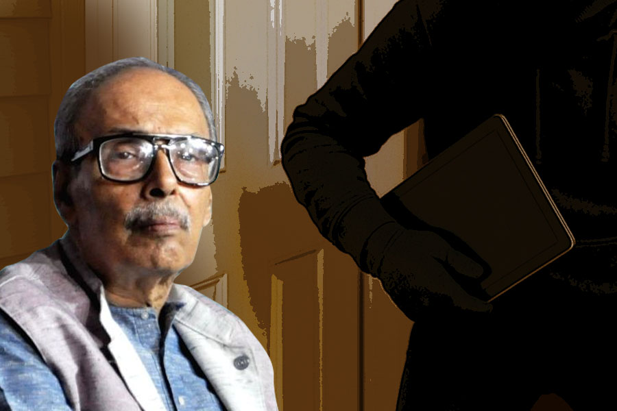 সাহিত্যিক শীর্ষেন্দু মুখোপাধ্যায়ের বাড়িতে চুরি! সিসিটিভি খতিয়ে দেখছে পুলিশ