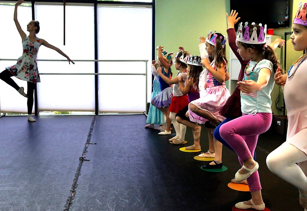 Photo Young students learn art of ballet at International Academy of