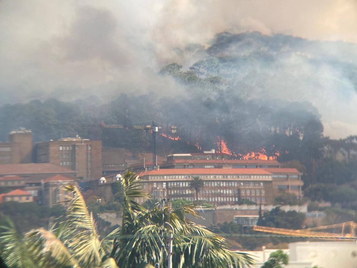 Huge Table Mountain Fire Edging Towards UCT SAPeople Worldwide