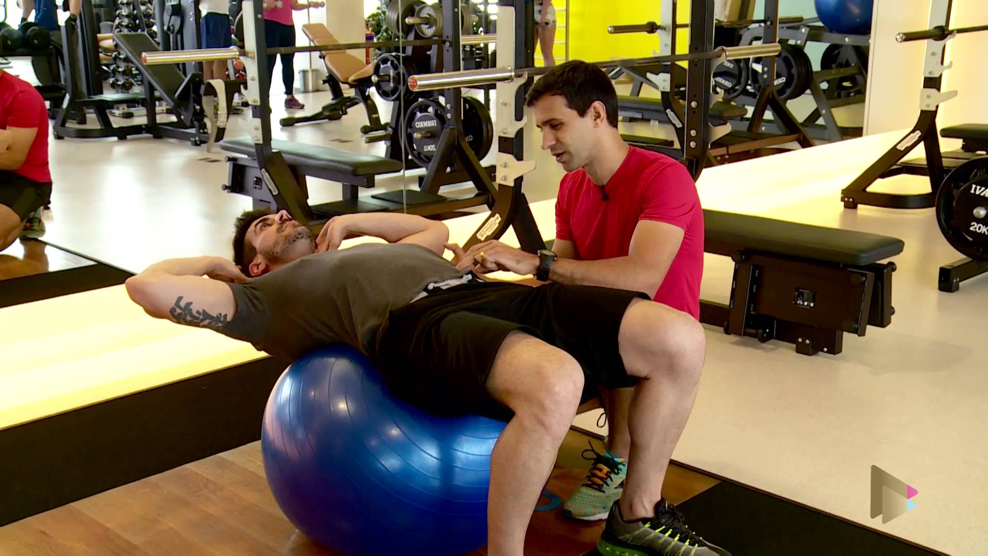 Aprenda como fazer abdominais com bola de pilates Saúde & Vitalidade