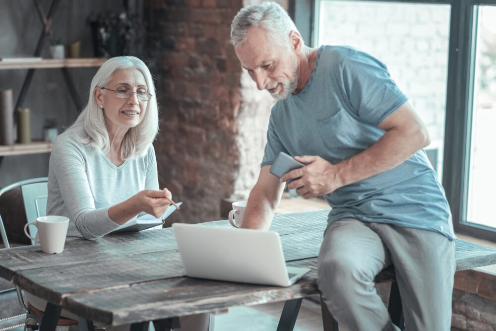 10 Easy Online Jobs for Seniors Looking to Earn