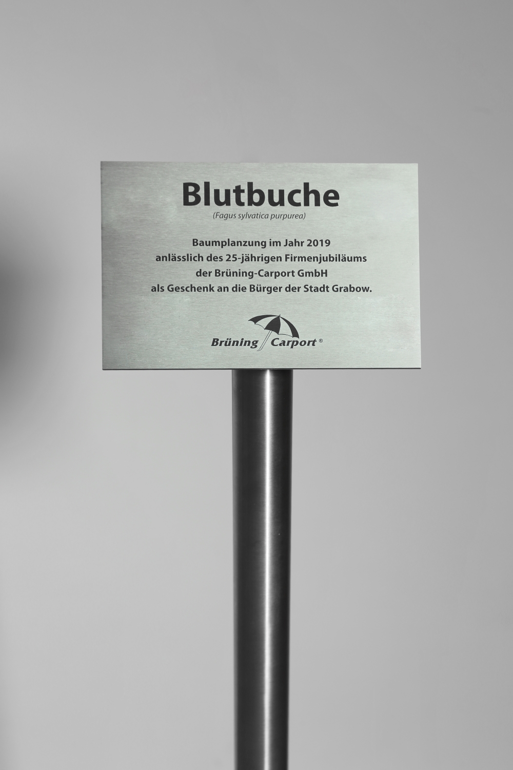 Schild aus Edelstahl mit einem Pfosten