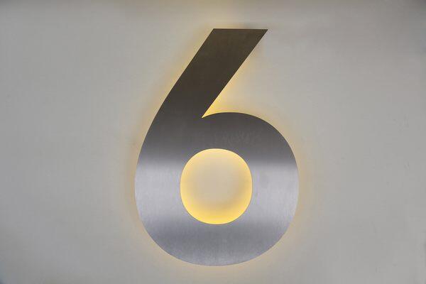 LED beleuchtete Hausnummer 6 in 50 cm Höhe