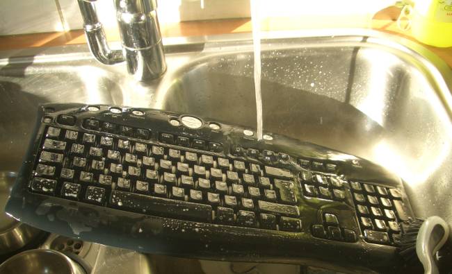 Wie kriege ich Kaffeflecken aus der weißen Tischdecke? gutefrage