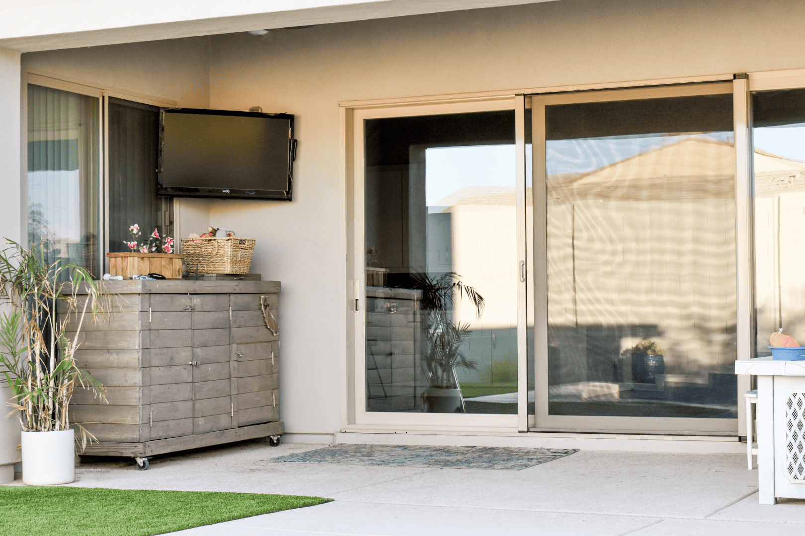 Mirage, Phantom, Wizard, or DIY Unraveling the Best Retractable Screen