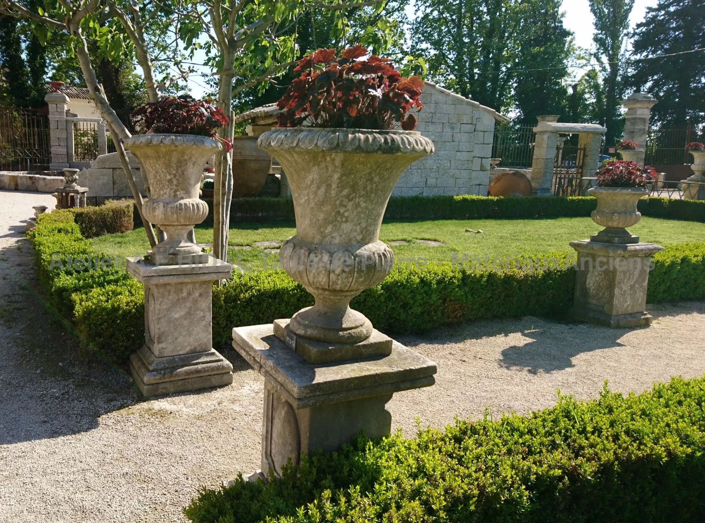 Décorez votre jardin ou extérieur avec un Vase Médicis en pierre.