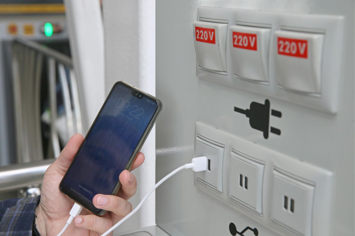 DON’T USE PUBLIC CHARGING POINT Secuneus Tech We Secure Digital