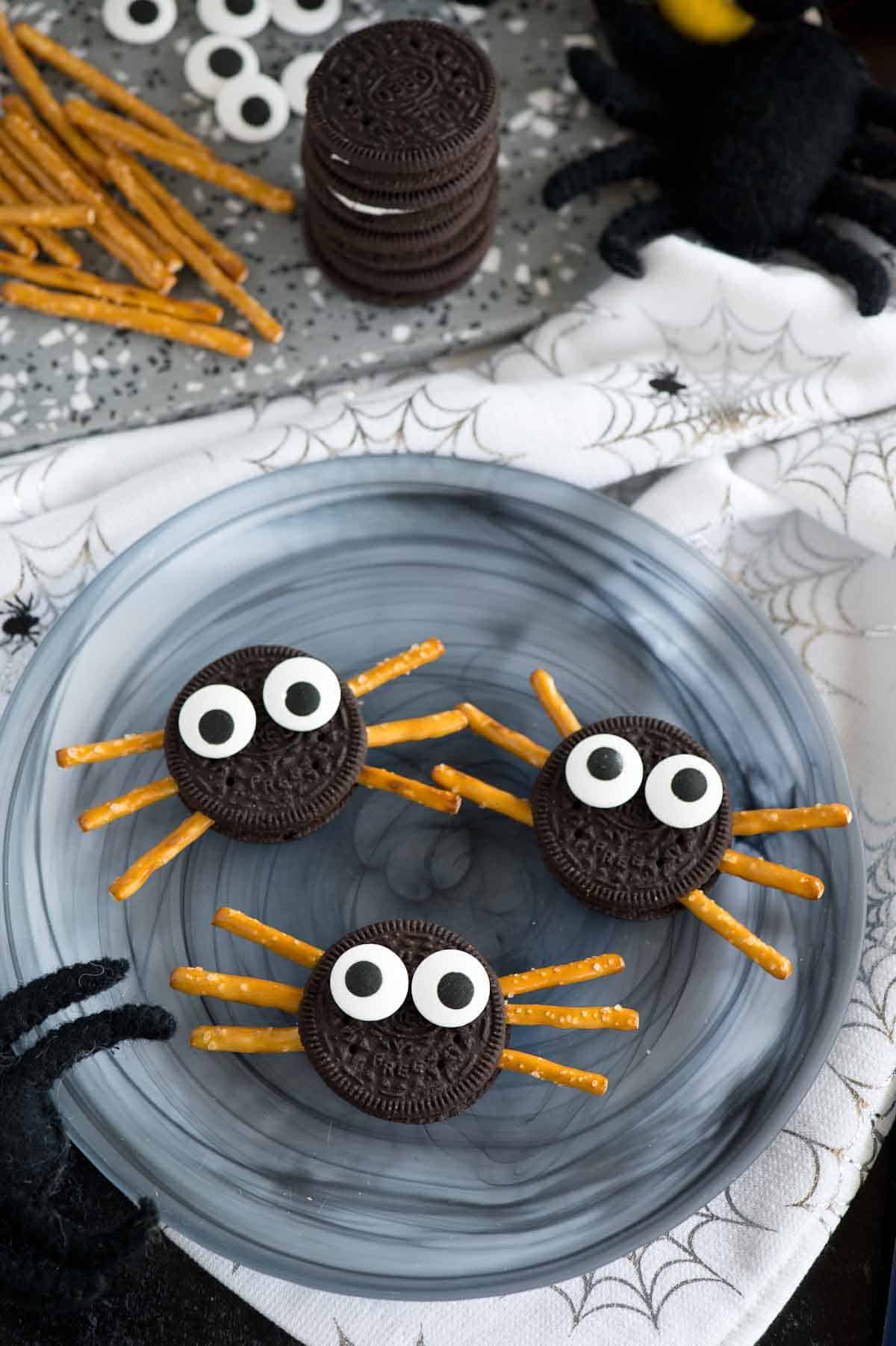 Spider Oreos EASY Halloween cookies for kids!