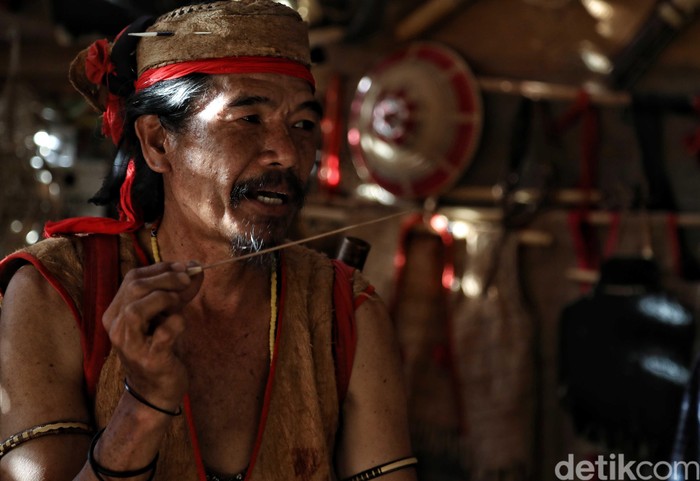 16+ Pakaian Adat Dayak Laki & Perempuan (NAMA & PENJELASAN)