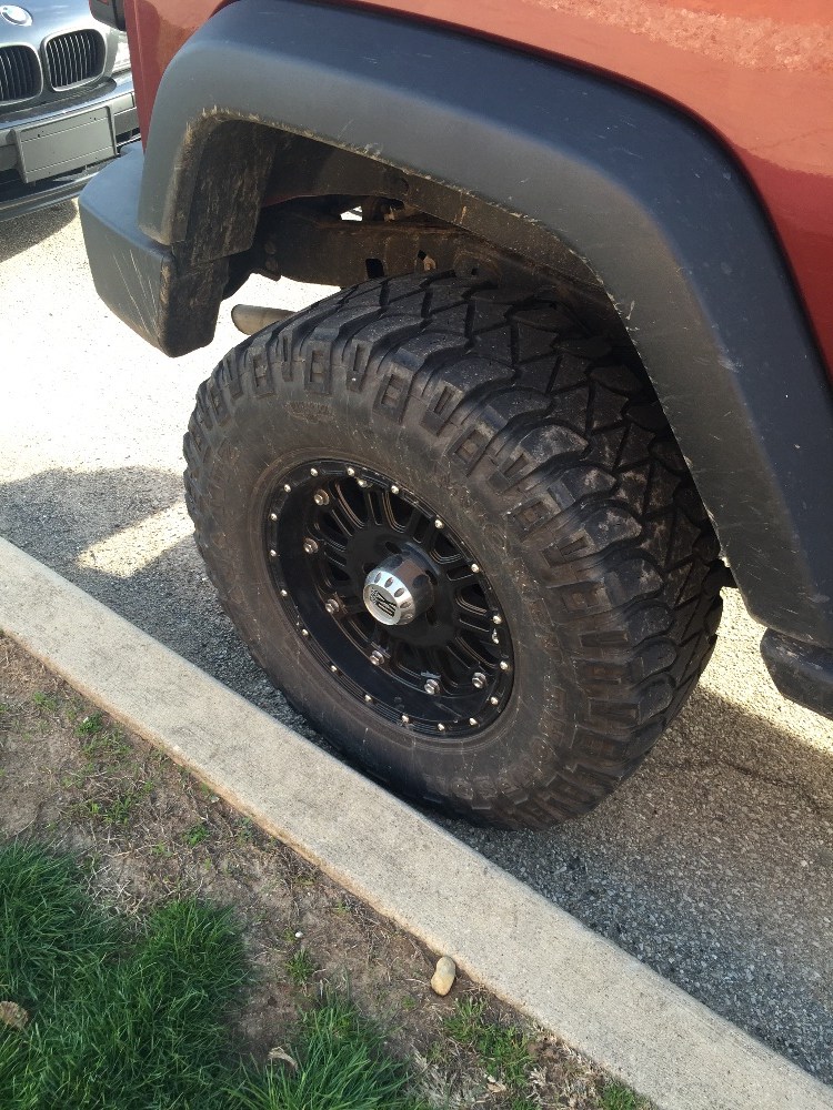 Jeep Wrangler 5x5.5 bolt pattern... 5 17" XD hoss wheels with 5 35x12.5