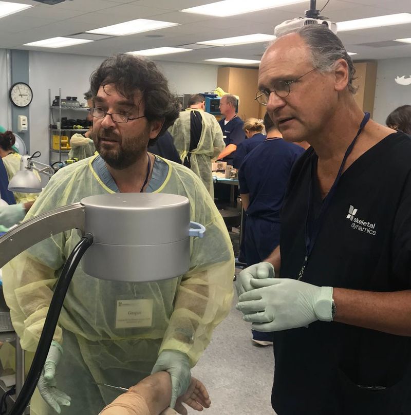 El Dr. De la Herran en el Miami Hands and Upper Extremity Institute