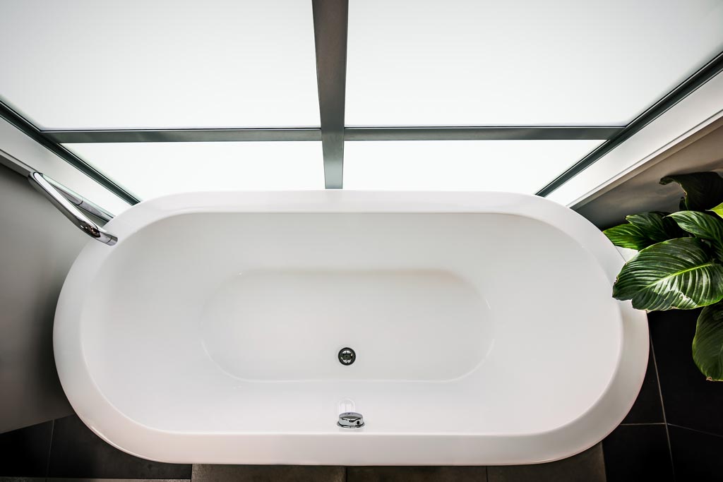 What Causes a Fiberglass Tub to Crack? Senior Strong