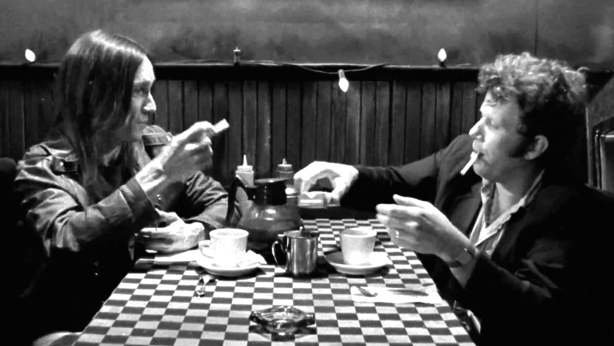 Coffee and Cigarettes. La recensione del film di Jim Jarmusch