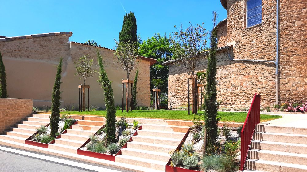 Mise en valeur des espaces verts de la place de l'église à MoursSaint