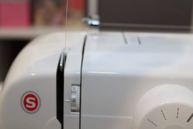 How To Thread A Singer Sewing Machine Easily (Pics+Video)