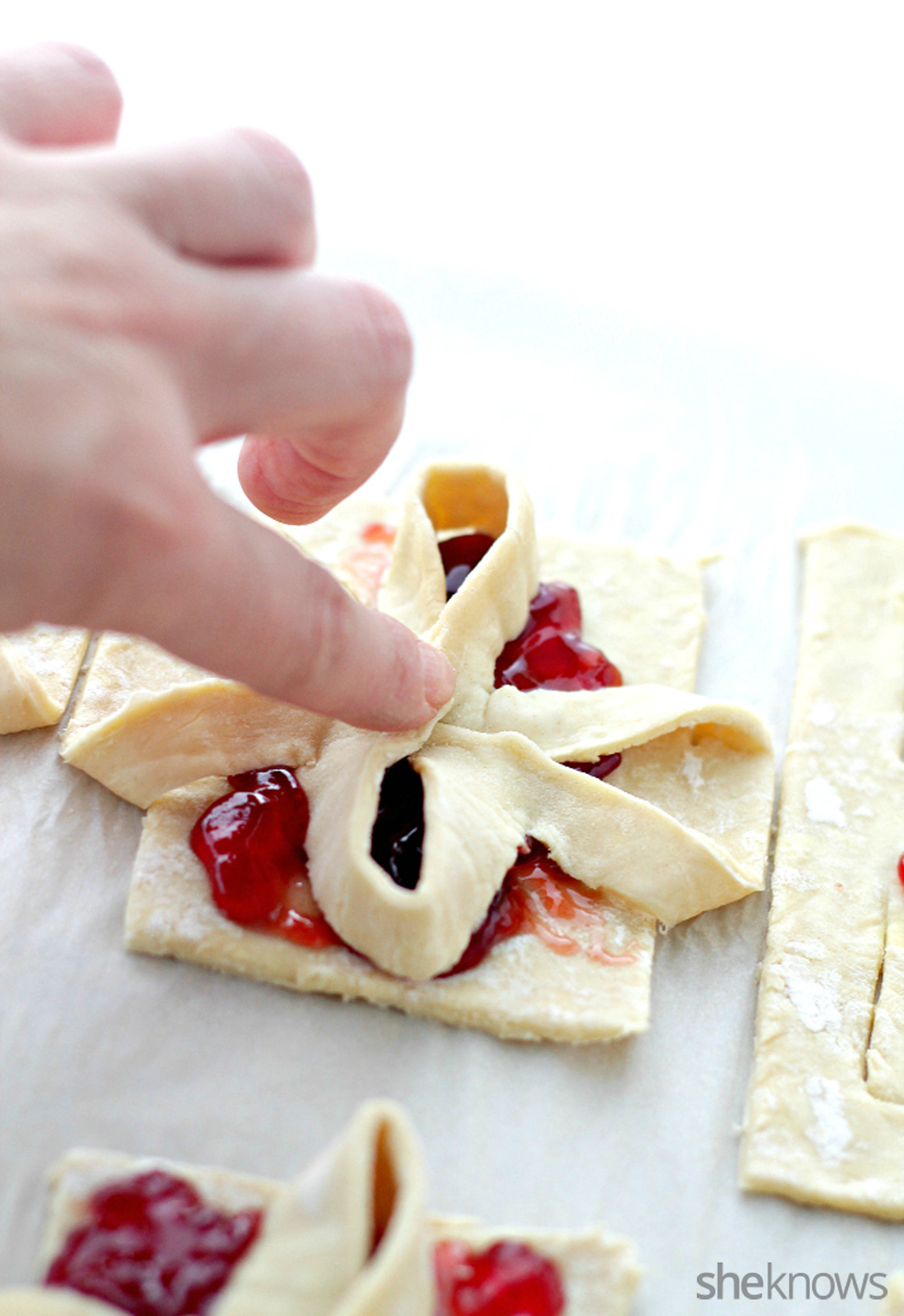 Jamfilled puff pastries look like edible Christmas gifts