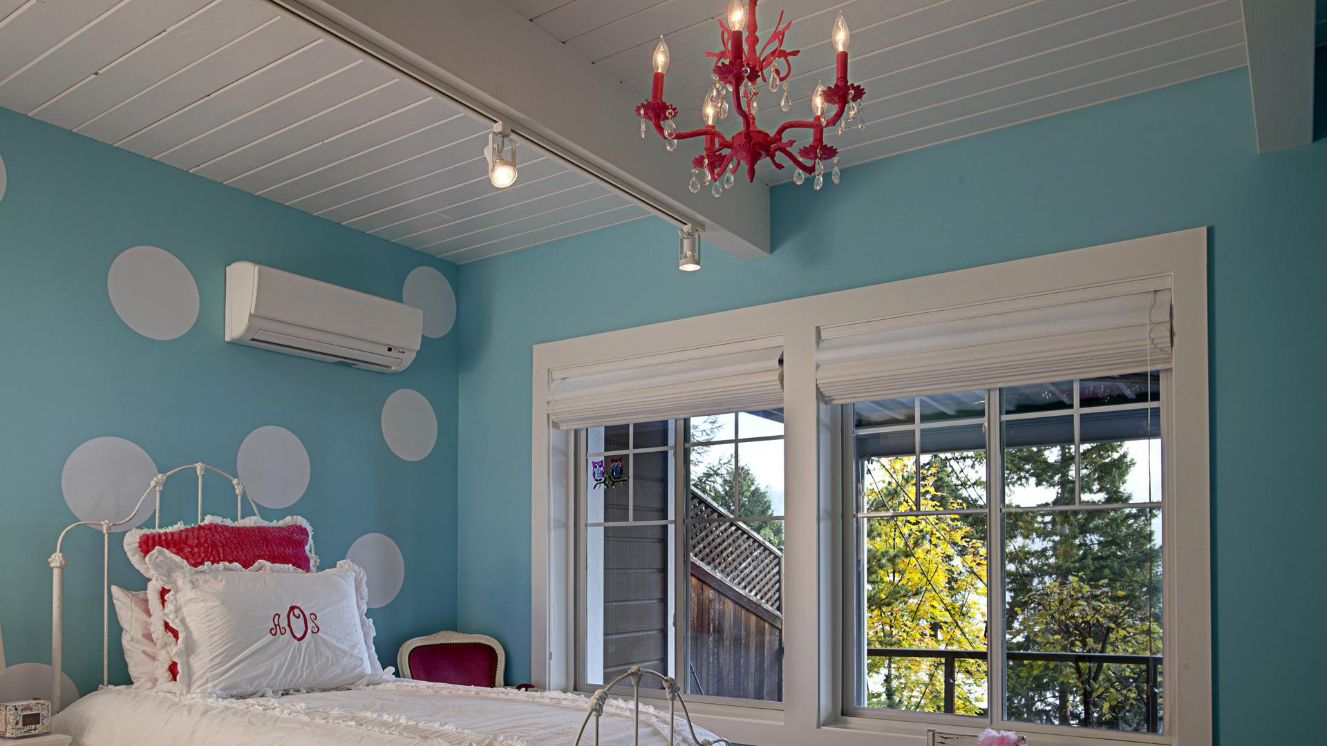 10 Clever ways to decorate your home with red, white and