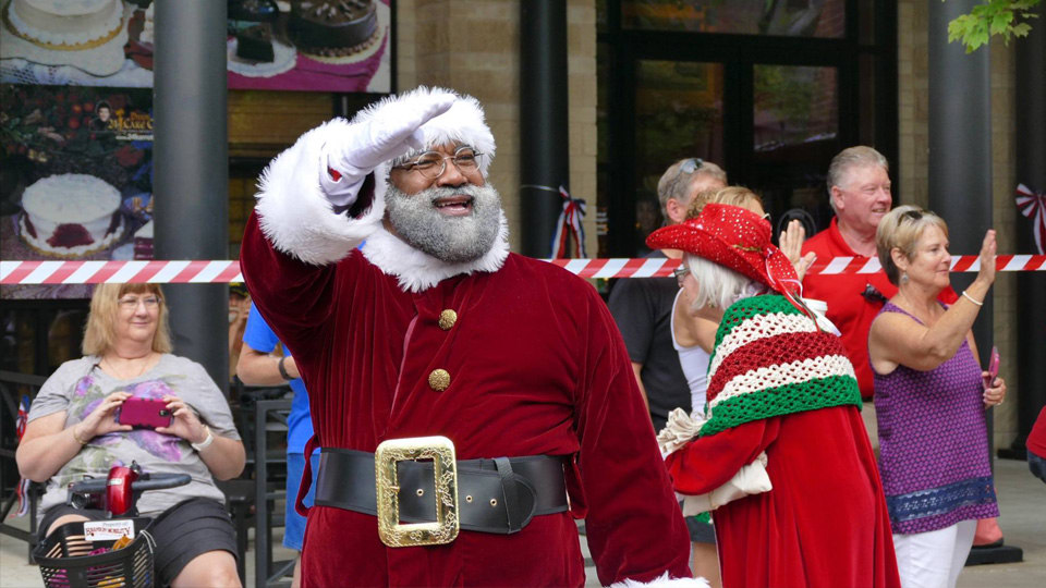 First black Santa makes appearance at Mall of America SheKnows