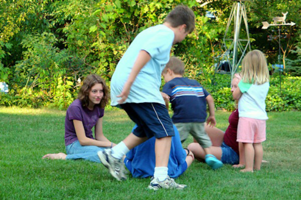 5 Noequipmentneeded backyard games SheKnows