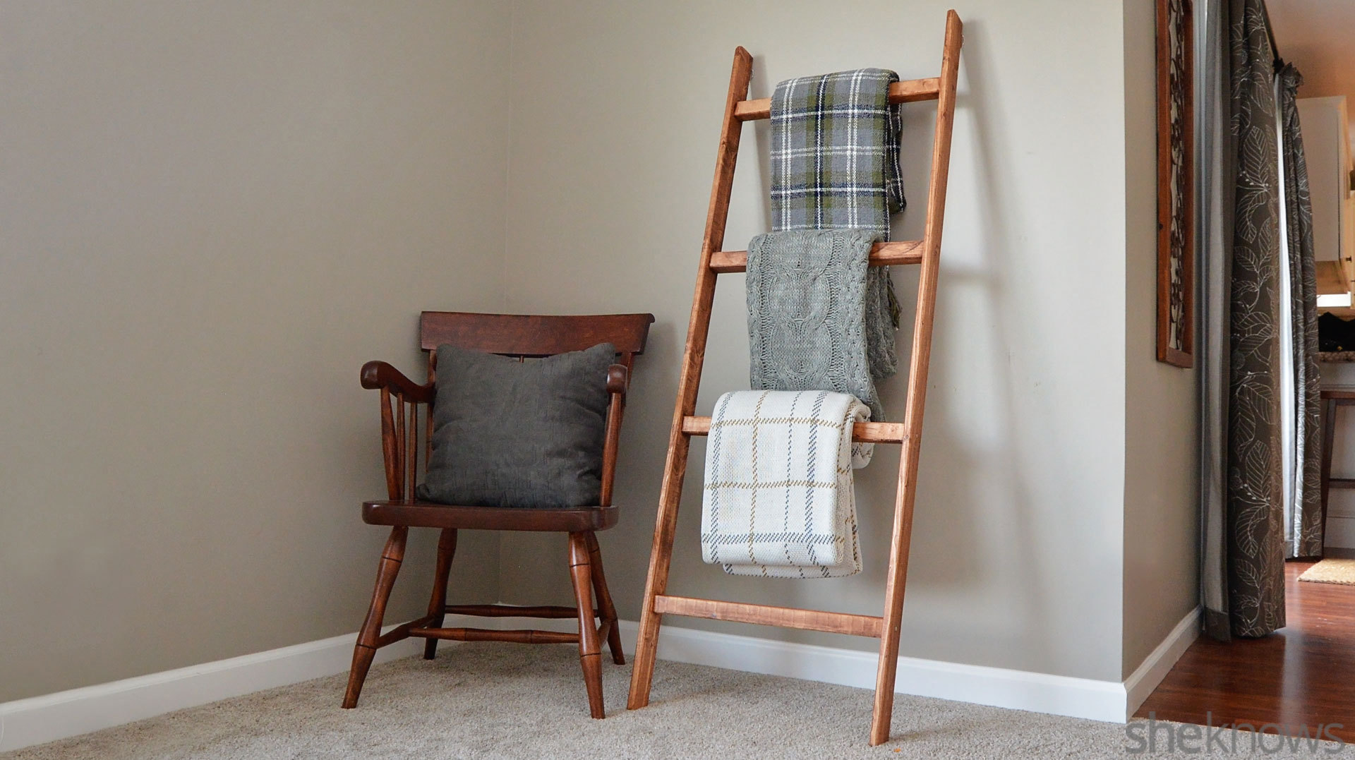 How to make a blanket ladder — an easy DIY project perfect for cold