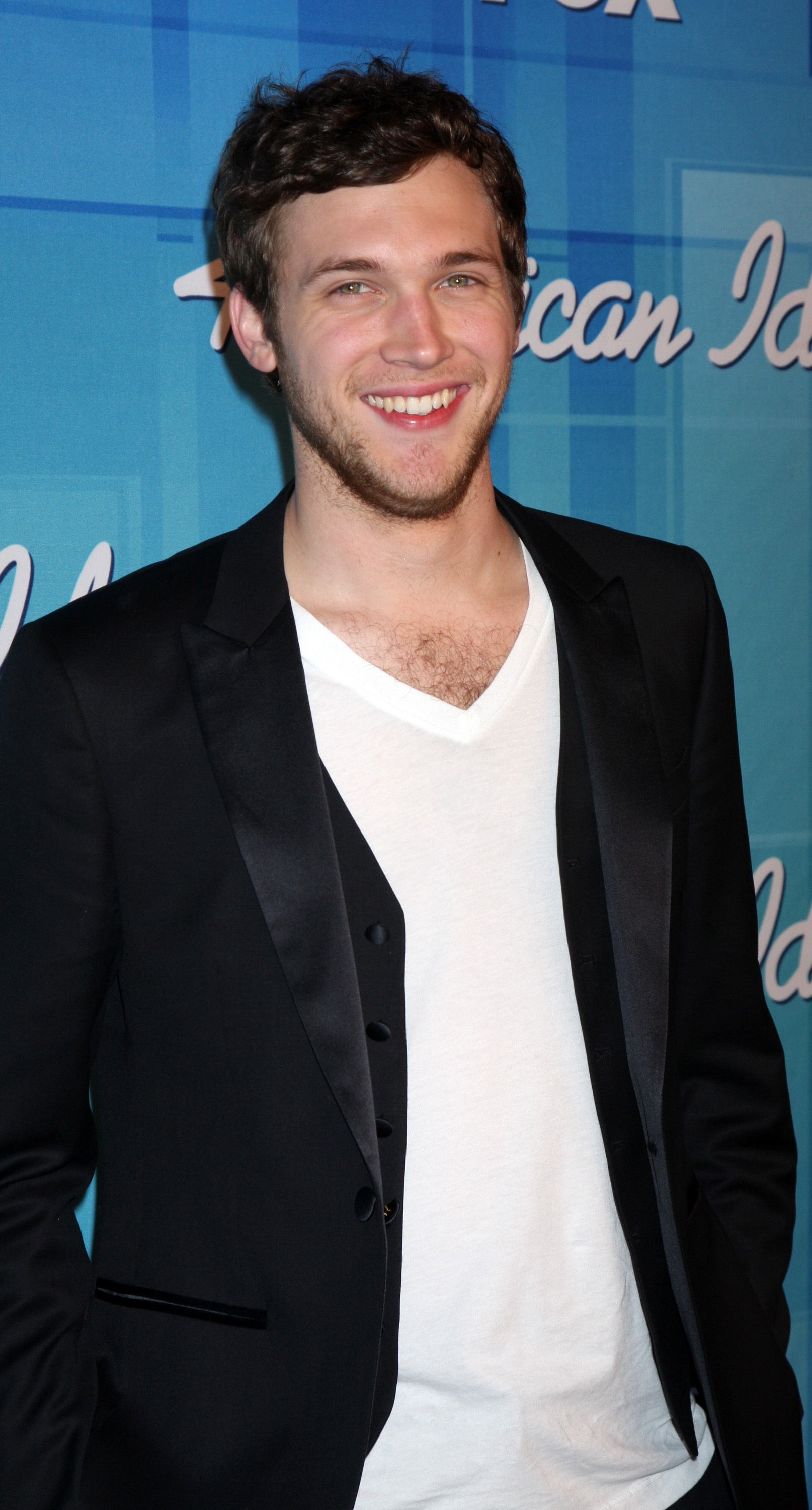 Phillip Phillips recovering from kidney surgery