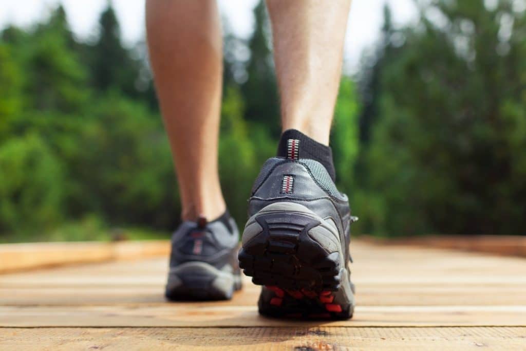 5 Best Walking Shoes for Men with Flat Feet in 2021 shelf