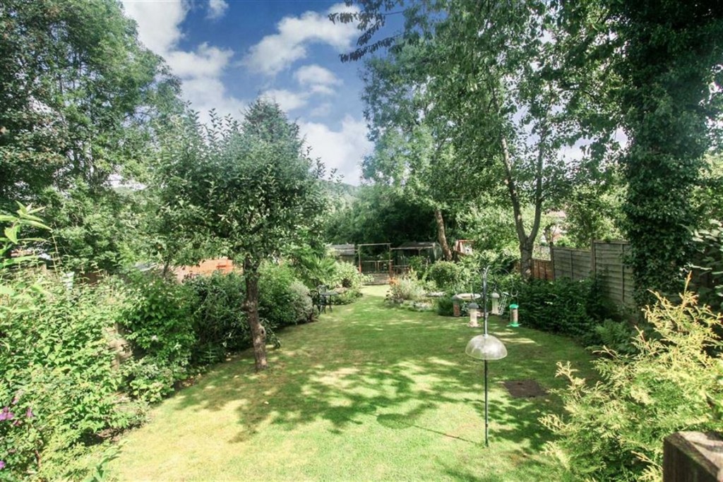 3 bedroom semi detached house for sale in Whyteleafe