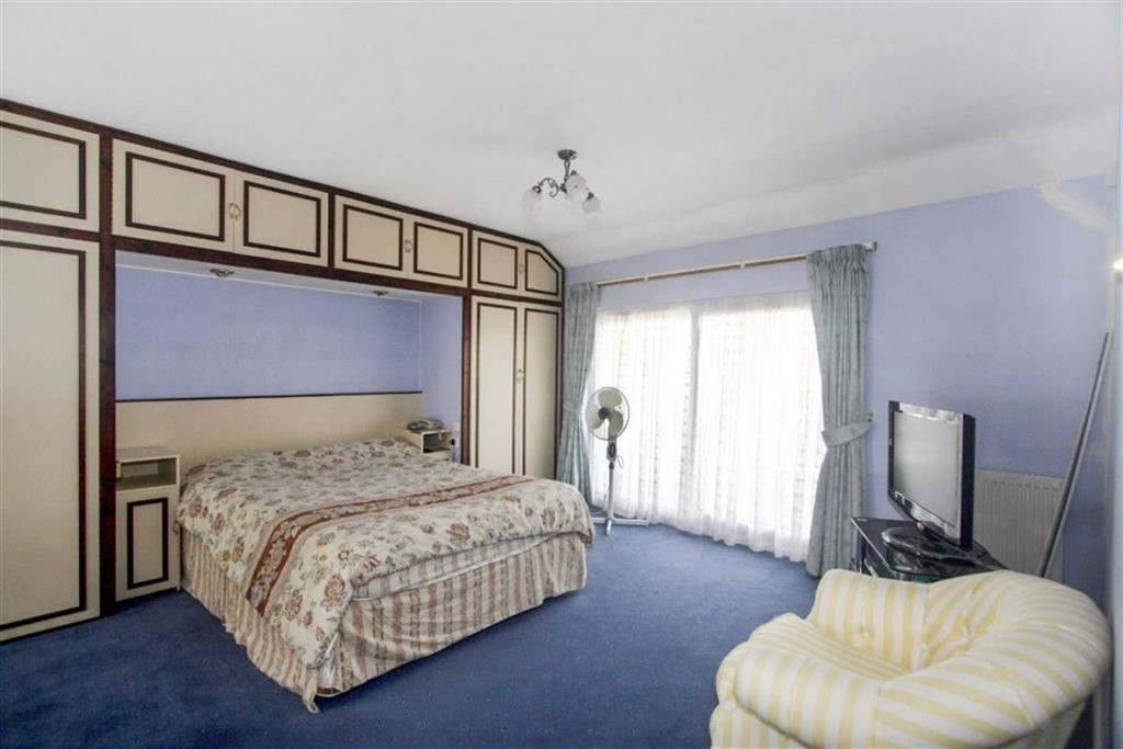 4 bedroom semi detached house for sale in Sanderstead