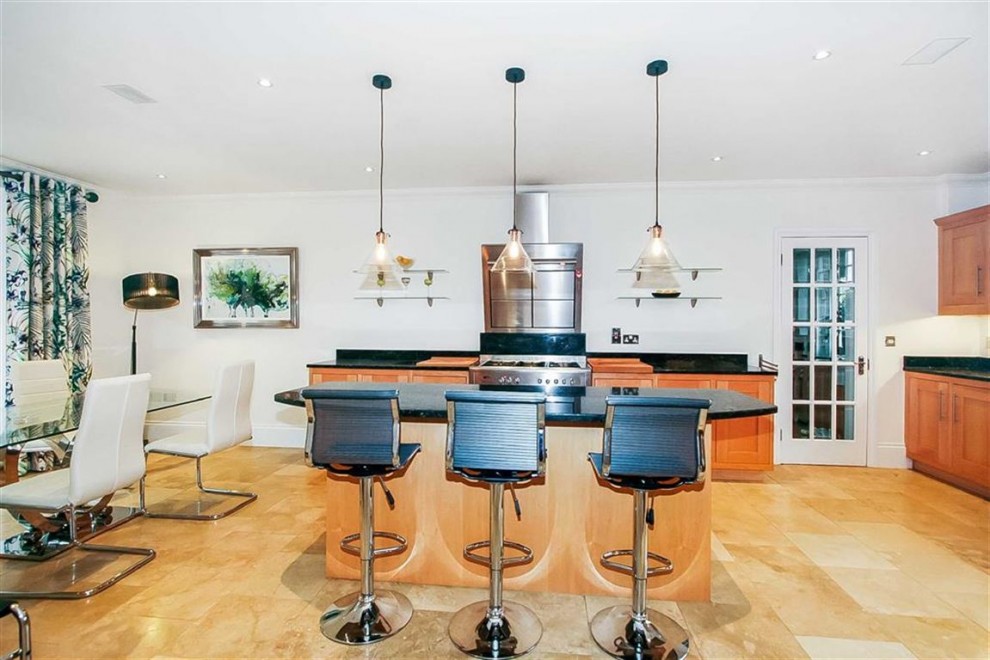 5 bedroom House Detached for sale in Sanderstead, South Croydon
