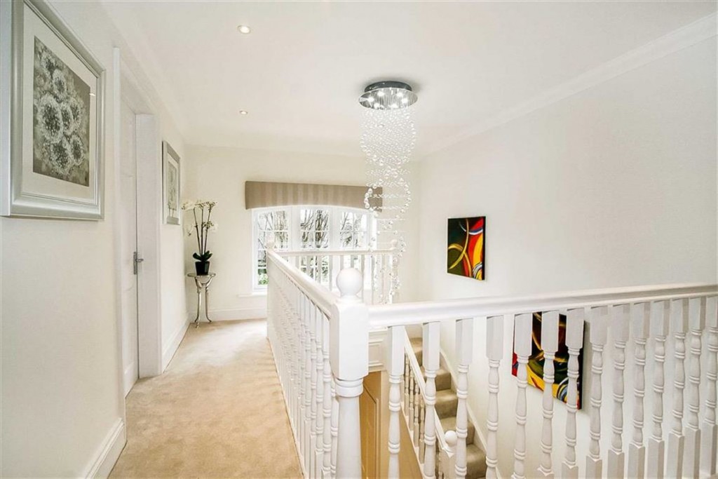 5 bedroom House Detached for sale in Sanderstead, South Croydon