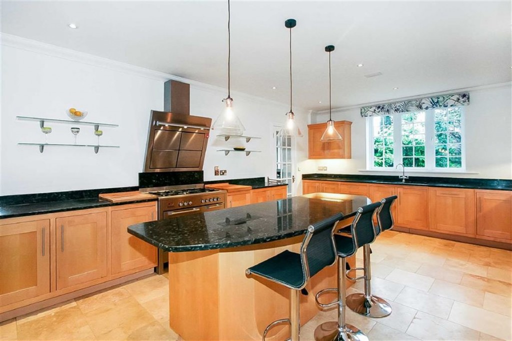 5 bedroom House Detached for sale in Sanderstead, South Croydon