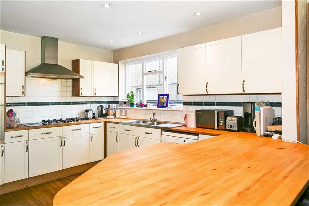 4 bedroom semi detached house for sale in Sanderstead, South Croydon