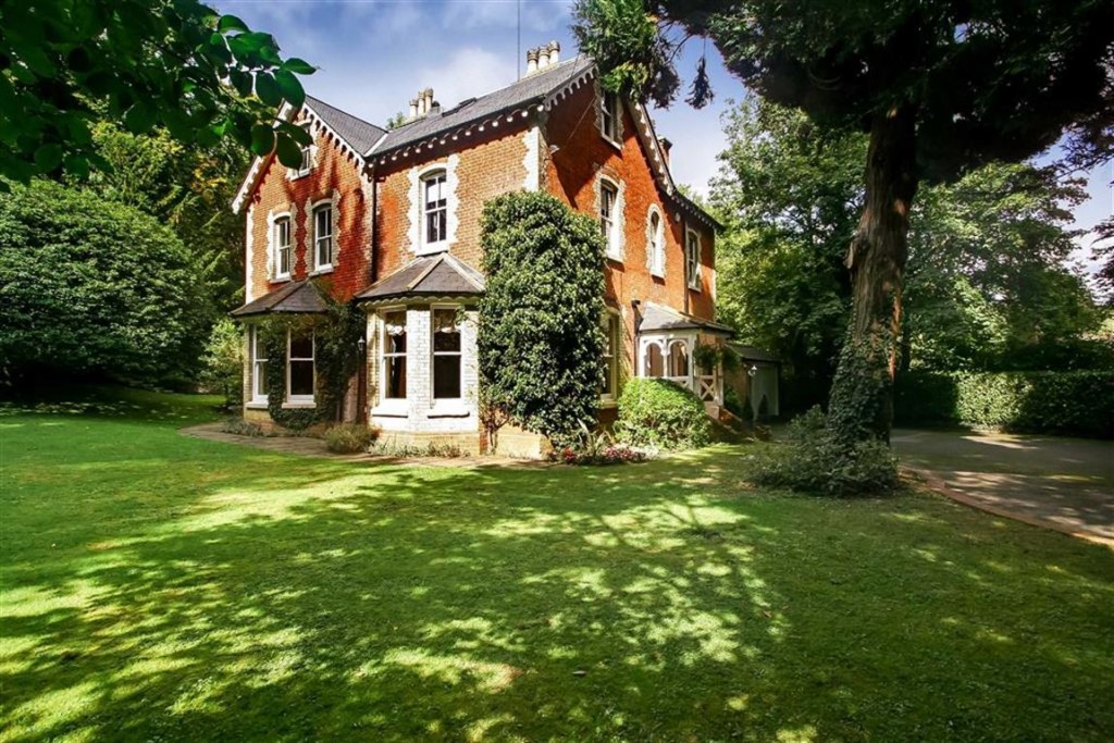 6 bedroom House Detached for sale in Kenley