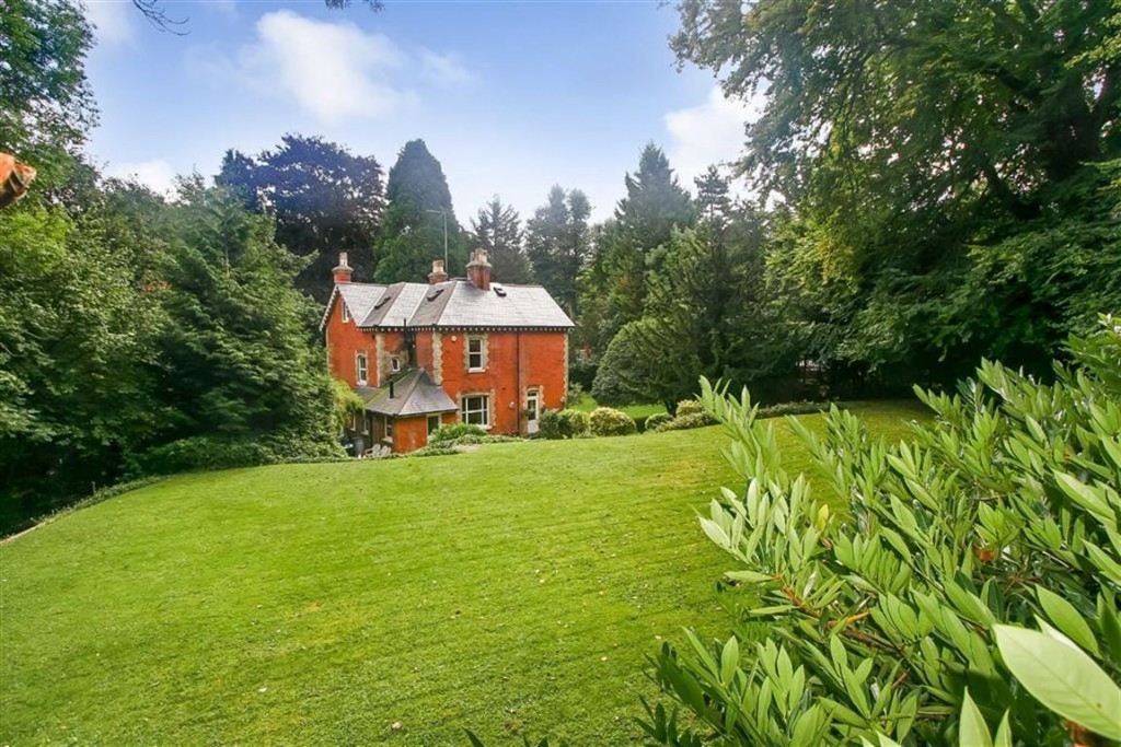 6 bedroom detached house for sale in Kenley