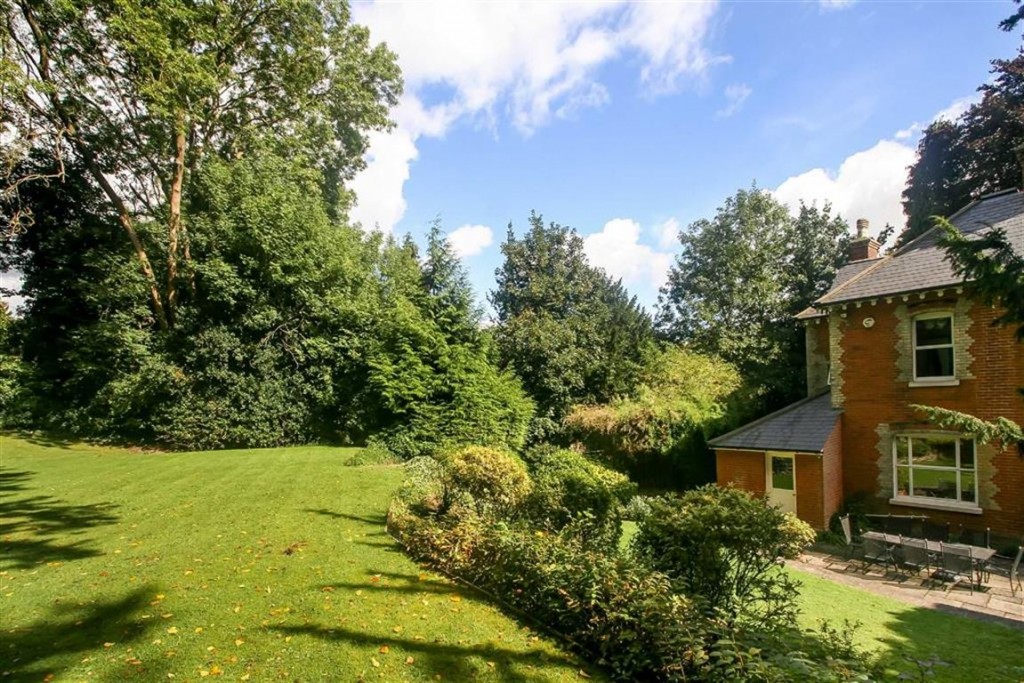 6 bedroom House Detached for sale in Kenley