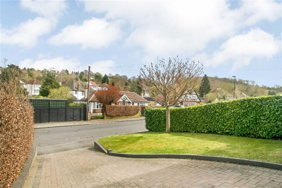 4 bedroom semi detached house for sale in Coulsdon