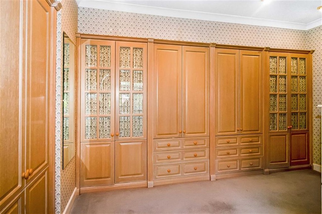 6 bedroom detached house for sale in Purley