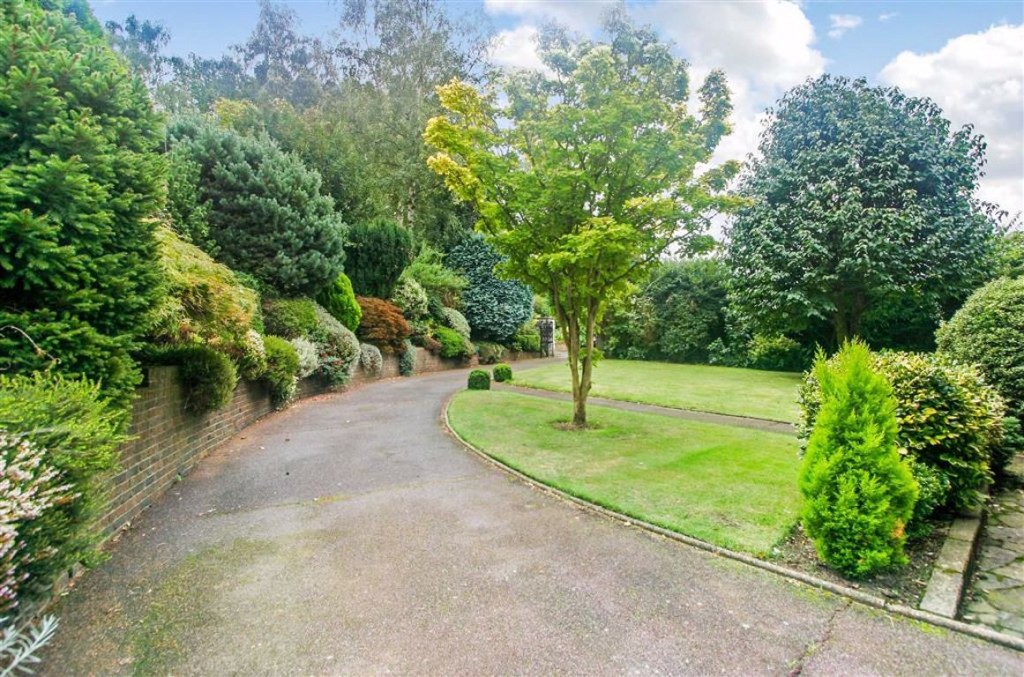4 bedroom House Detached for sale in Croham Hurst, South Croydon