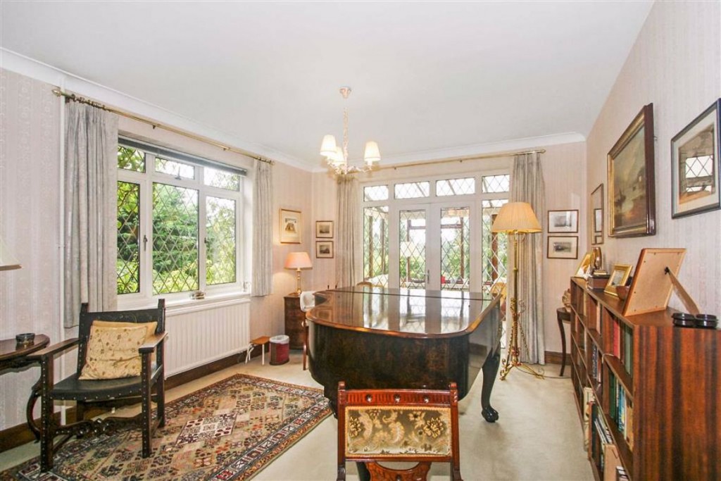 4 bedroom detached house for sale in Croham Hurst, South Croydon