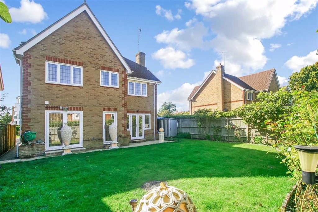 4 bedroom House Detached for sale in Sanderstead, South Croydon