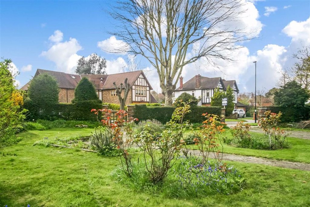 4 bedroom House Detached for sale in Whitgift Estate, East Croydon