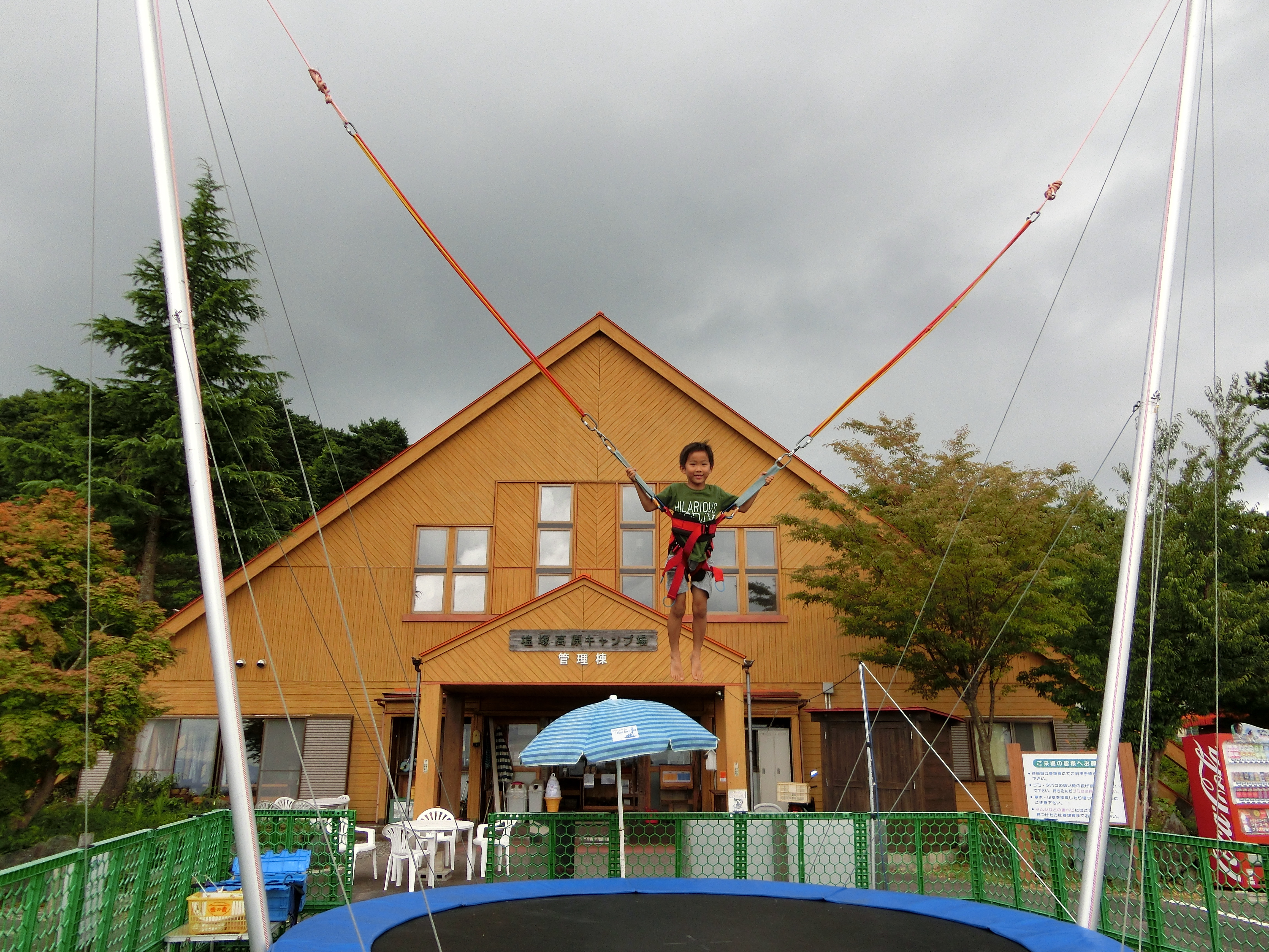 夏休み限定のハイパージャンパーは終了しました 塩塚高原キャンプ場｜徳島県三好市の塩塚峰に広がるキャンプ場