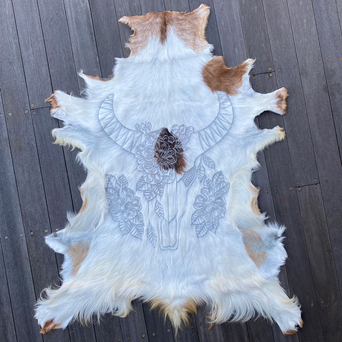 HIDE CARVED BUFFALO RUG Shoe Shu